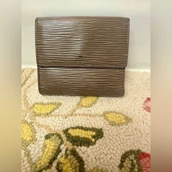 Unisex LOUIS VUITTON Vintage Epi-Leather Elise Tri-Fold Compact Wallet - Taupe - Picture 7 of 16